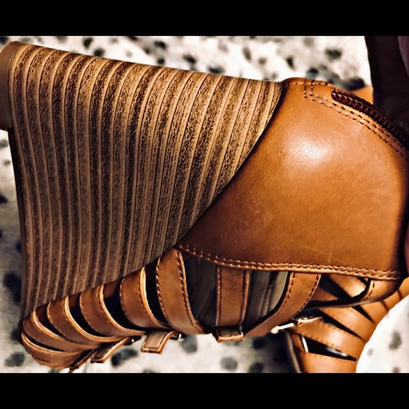 Beautiful WOOD Detailed Wedges - Picture 4 of 8